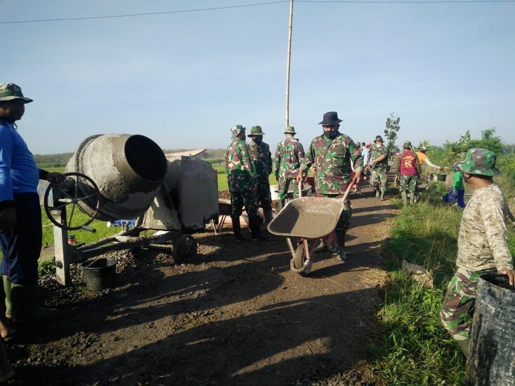 Angkut Adukan Cor Dengan Gerobak Dorong Sangat Bermanfaat Di TMMD