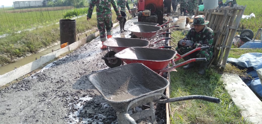 Angkong Berjajar Menunggu Giliran Material