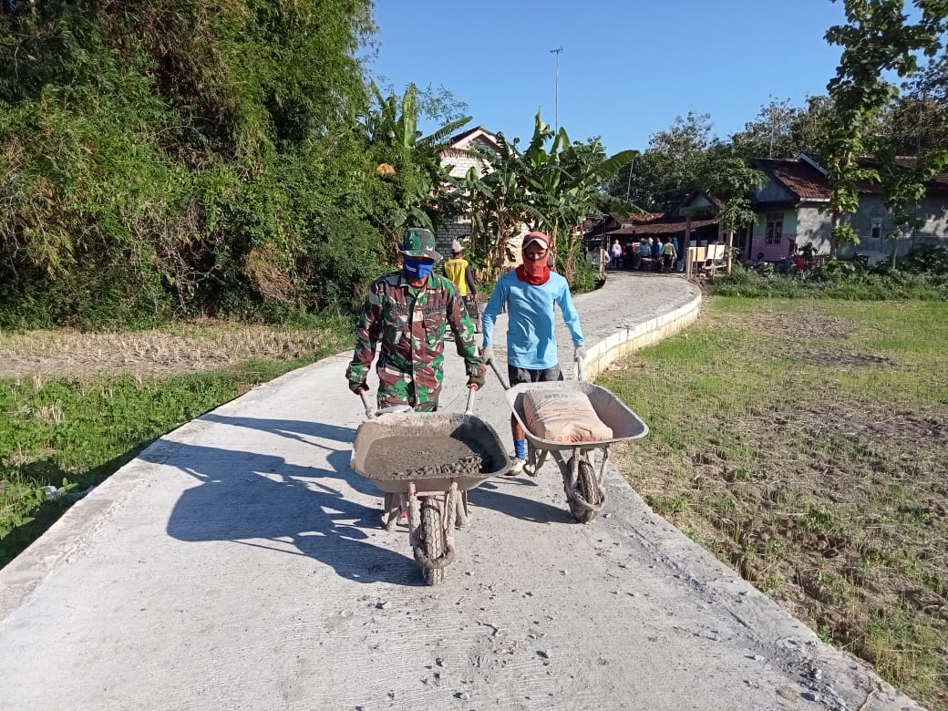 Butuh Perjuangan Dari Lokasi Pembuatan Adonan Beton Menuju Lokasi Betonisasi Jalan