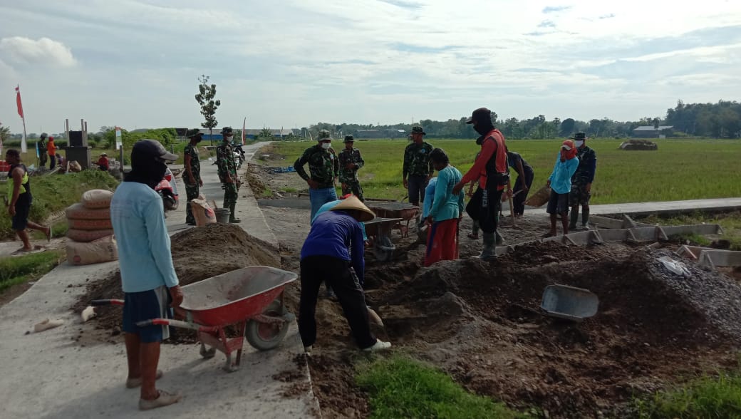 Kerjasama Yang Baik TNI Bersama Warga Percepat Pengerjaan Rabat Beton Jalan Kerjasama Yang Baik TNI Bersama Warga Percepat Pengerjaan Rabat Beton Jalan