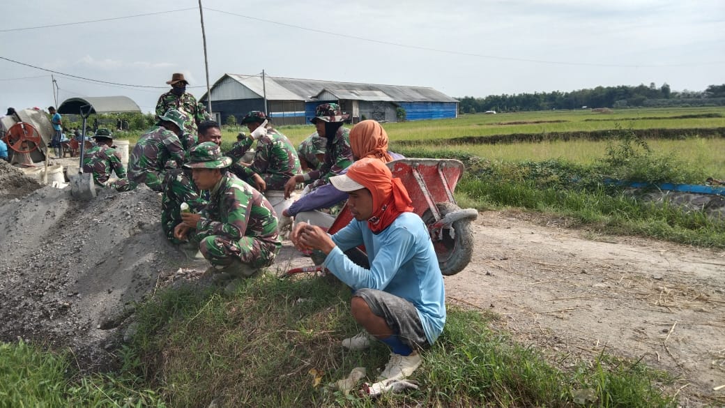 Bukan Saat Bekerja Saja Disaat Istirahat TNI Selalu Membaur Dengan Pekerja TMMD