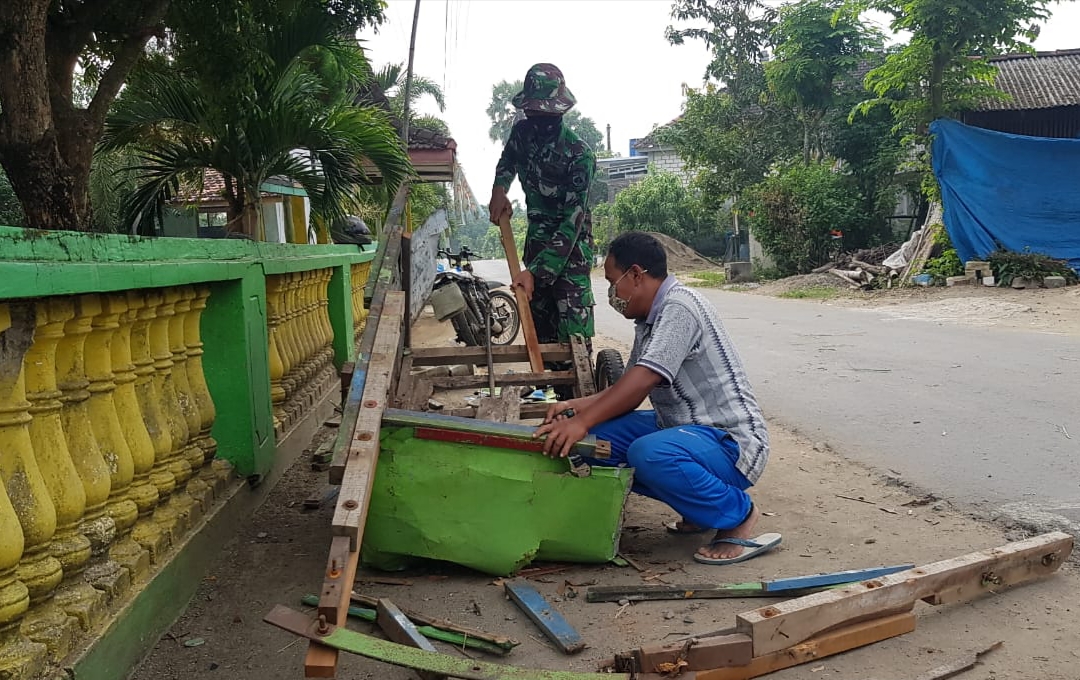 Gerobak Yasmin Rusak, Serda Sukarji Sigap Memperbaikinya