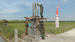 Dibawah Terik Matahari Melaksanakan Pembangunan Tugu Sebagai Prasasti Sekaligus Untuk Memperindah Jalan