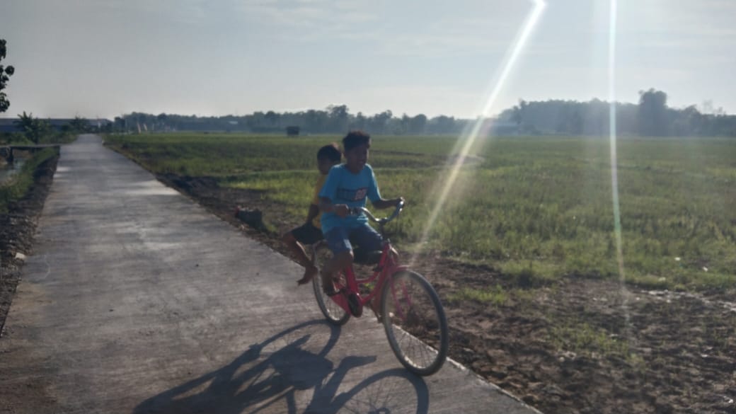 Kini Anak – anak Desa Tamansari Bisa Bermain Sepeda Di Jalan Baru