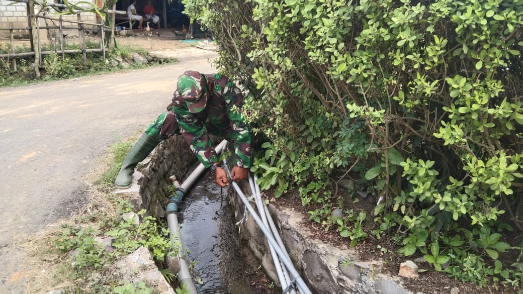 Pipa Saluran Air Bersih Tersumbat, Anggota Satgas TMMD Lakukan Perbaikan Pipa Saluran Air Bersih Tersumbat, Anggota Satgas TMMD Lakukan Perbaikan