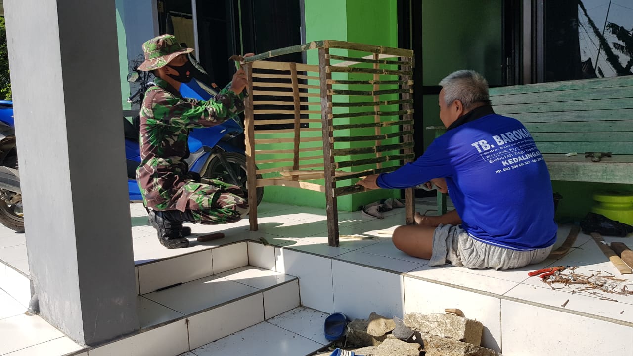 Usaha Sampingan Sudirman Membuat Kandang Ayam