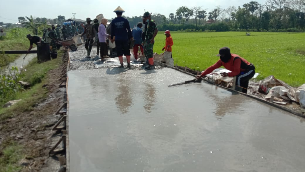 TNI – Polri dan Warga Desa Tamansari Terlihat Kompak di Pengerjaan Rabat Beton jalan