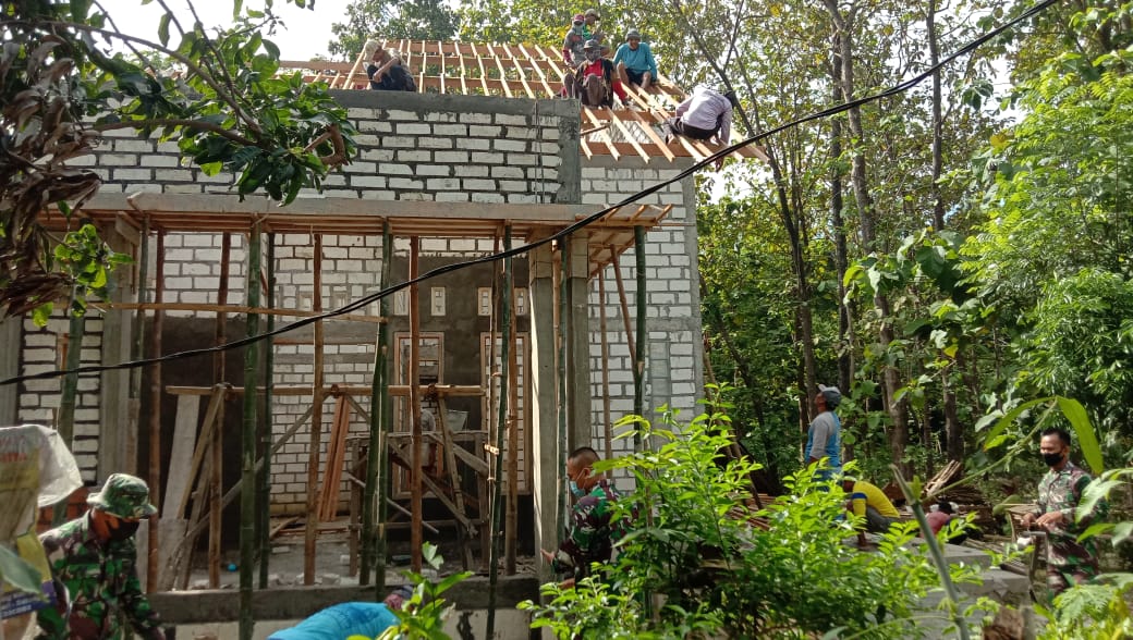 RTLH Milik Suyat Tahap Pemasangan Kayu Atap Rumah