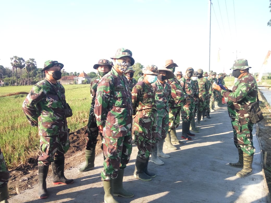 Apel Pagi Sebagai Sarana Briefing Dan Pembagian Tugas Anggota Satgas TMMD Apel Pagi Sebagai Sarana Briefing Dan Pembagian Tugas Anggota Satgas TMMD