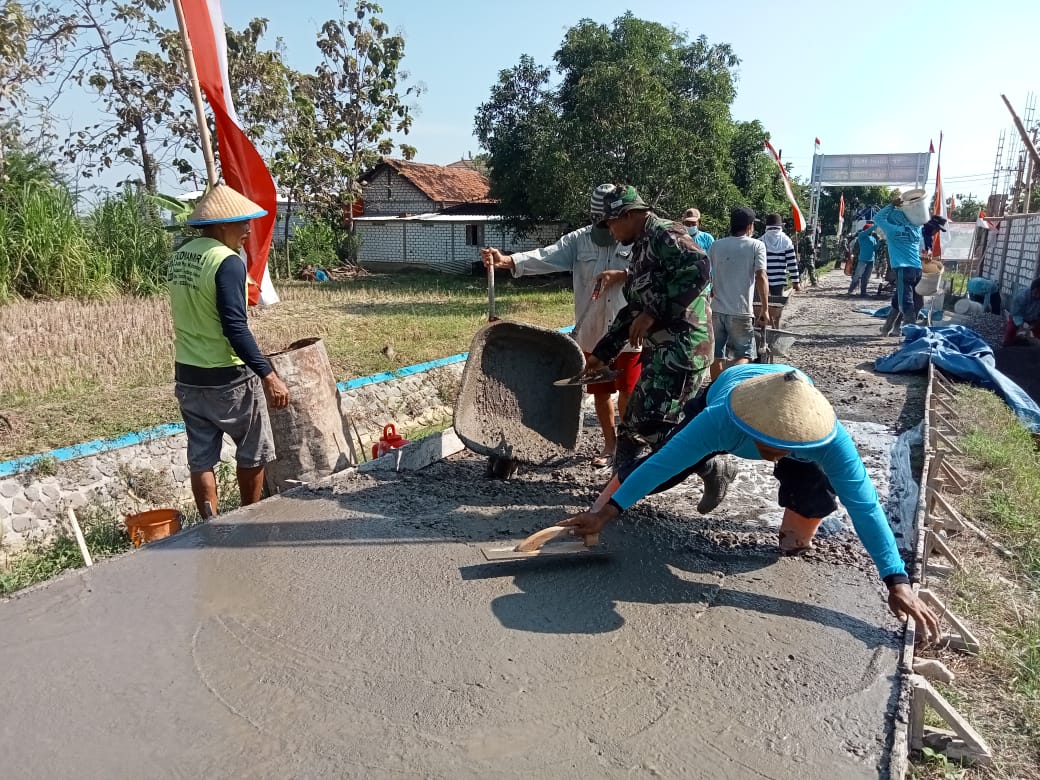 Anggota Satgas Bersama Warga Tak Kenal Lelah Kerjakan Pengecoran Jalan