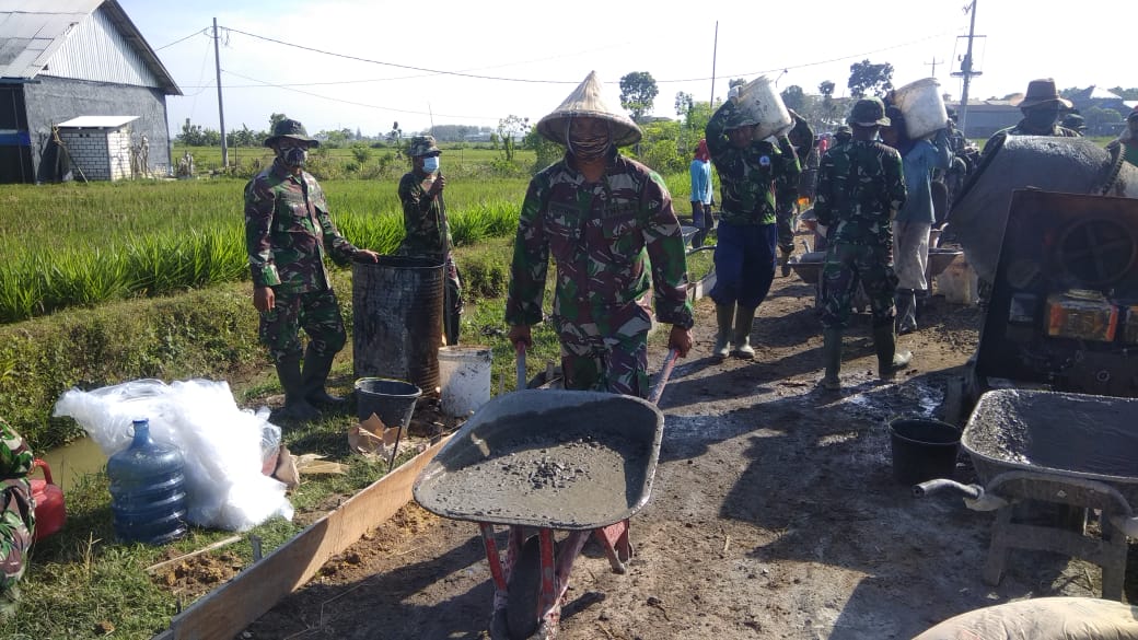 Percepat Rabat Beton, Anggota Satgas TMMD dan Warga Bergantian Melangsir Material Cor