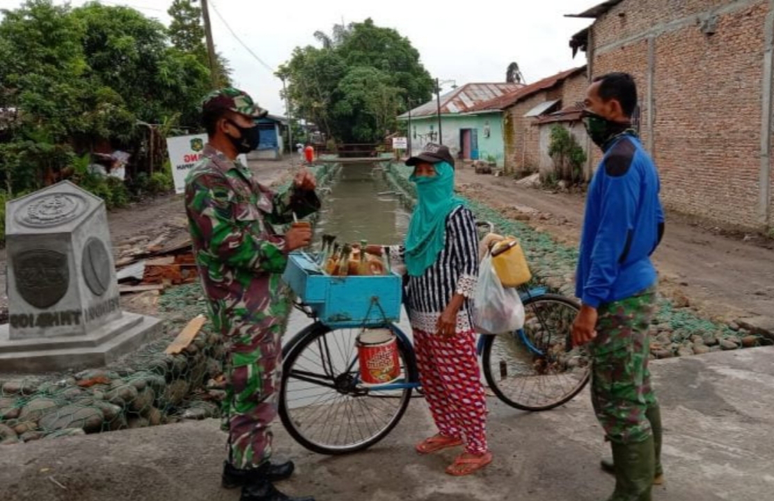 TNI Satgas TMMD Pelanggan Setia Suryati Penjual Jamu Keliling