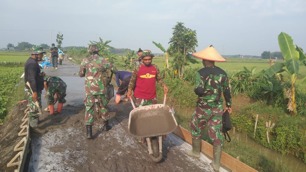 Panas Matahari Yang Panas Menambah Semangat Anggota TMMD .