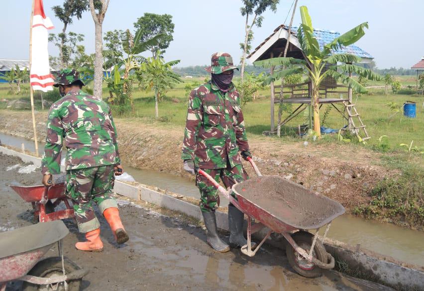 Terik Matahari Bukan Halangan Dalam Menyelesaikan Tugas