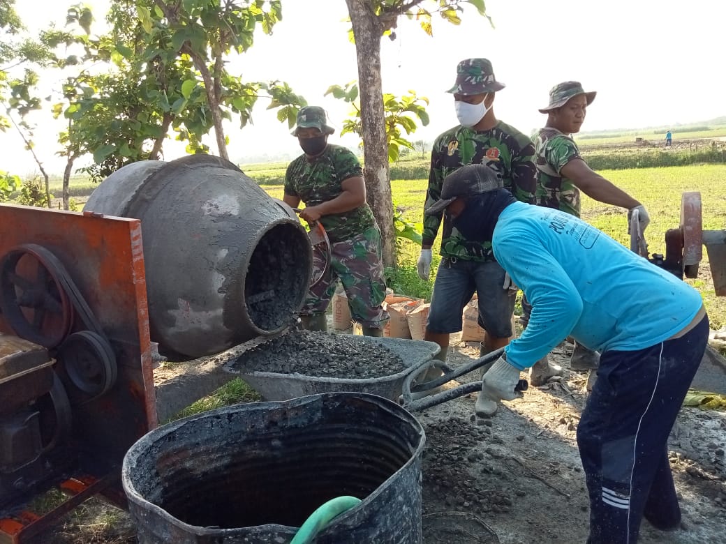 Semangat Kerja Gotong Royong Antara Satgas TMMD Ke 111 Dan Warga Tamansari