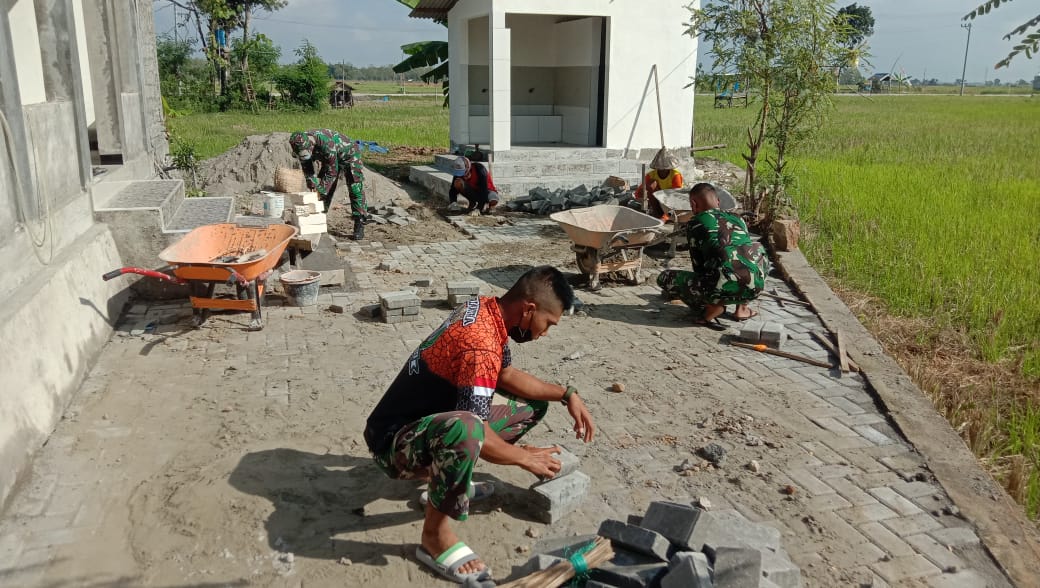 Pemasangan Paving Blok Halaman Musholla “Nurul Iman” Capai 85 Persen Pemasangan Paving Blok Halaman Musholla “Nurul Iman” Capai 85 Persen