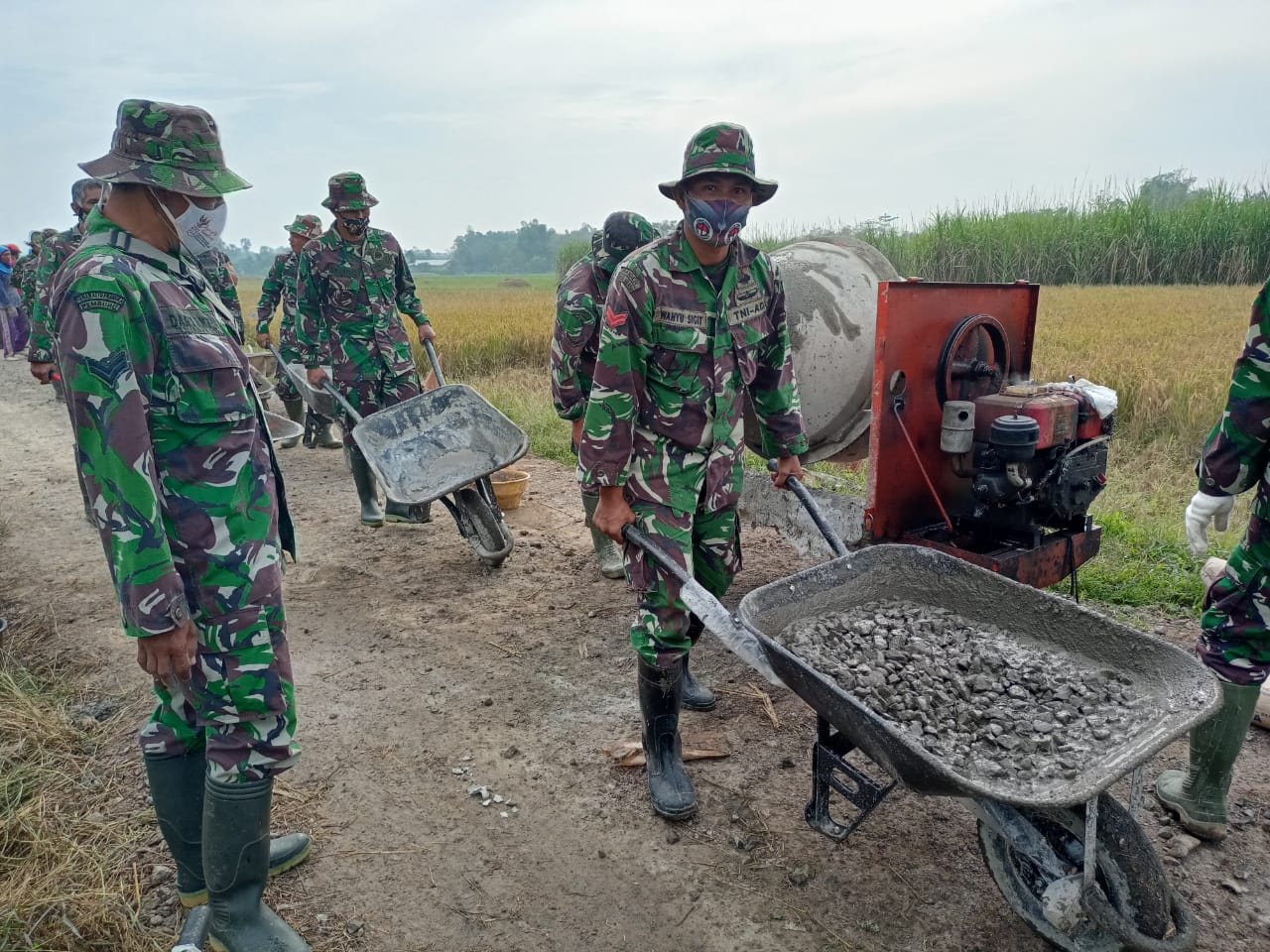 Terima Kasih Gerobak Artco, Denganmu Anggota Satgas TMMD Sangat Terbantu Terima Kasih Gerobak Artco, Denganmu Anggota Satgas TMMD Sangat Terbantu