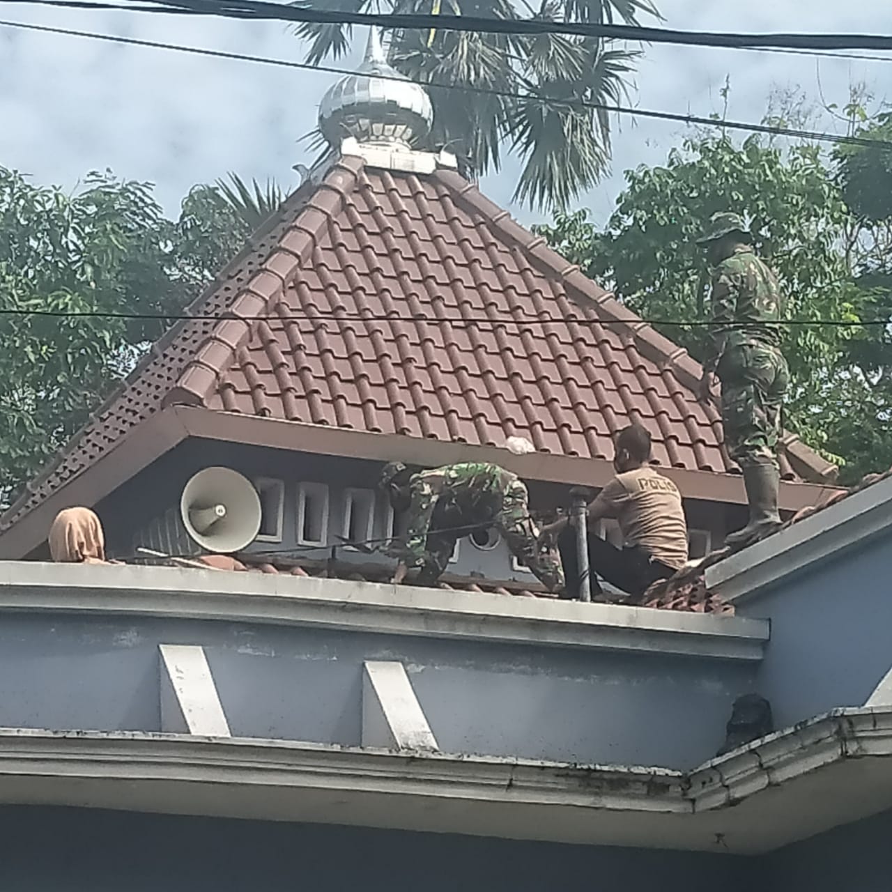 Meski Cuaca Terik Tidak Surutkan Semangat Anggota TNI Bekerja Diatas Atap Masjid