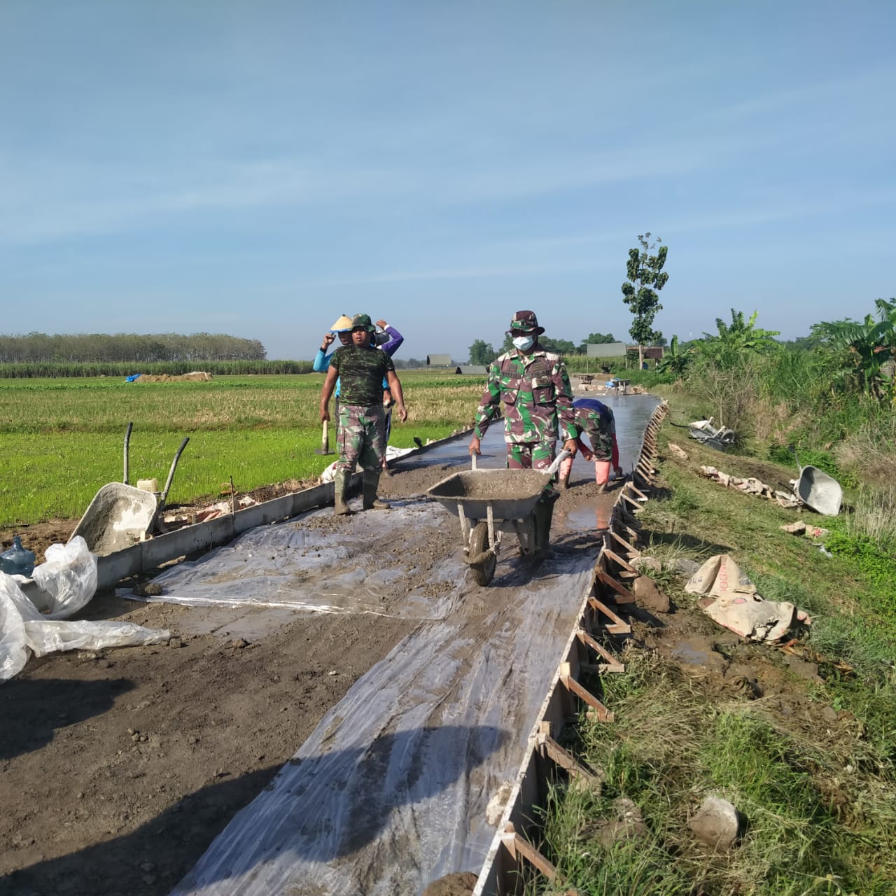 Semangat Penuh Meski Di hari libur, Kerja TMMD Kodim 0718/Pati Tetap Berjalan