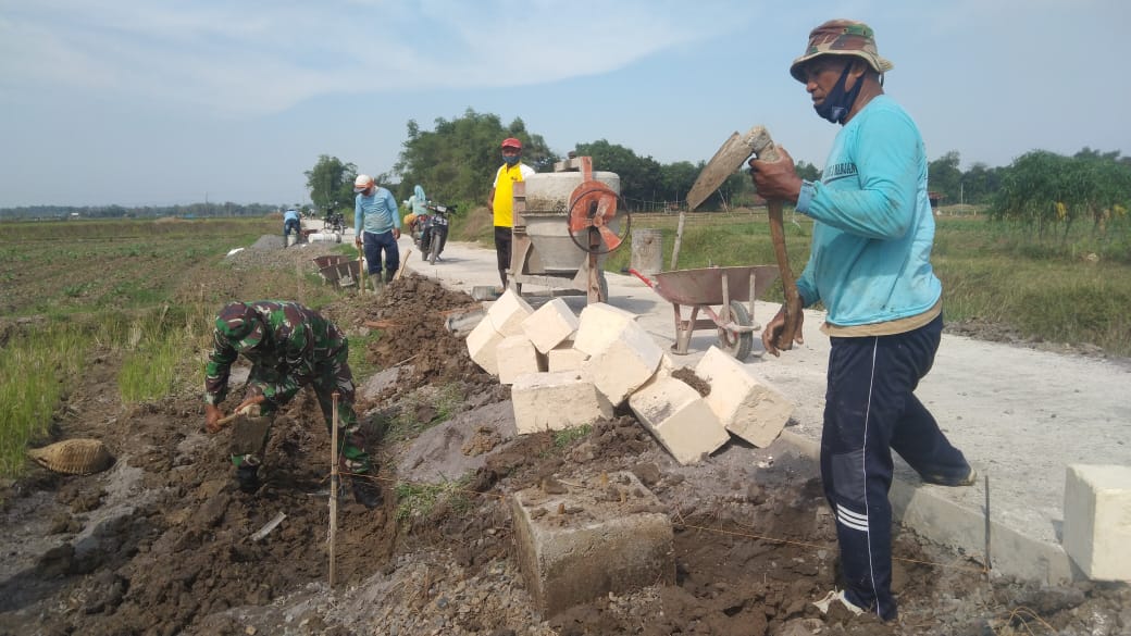 Warga Dan Satgas TMMD Merapikan Jalan Yang Sudah Di Betonisasi Warga Dan Satgas TMMD Merapikan Jalan Yang Sudah Di Betonisasi