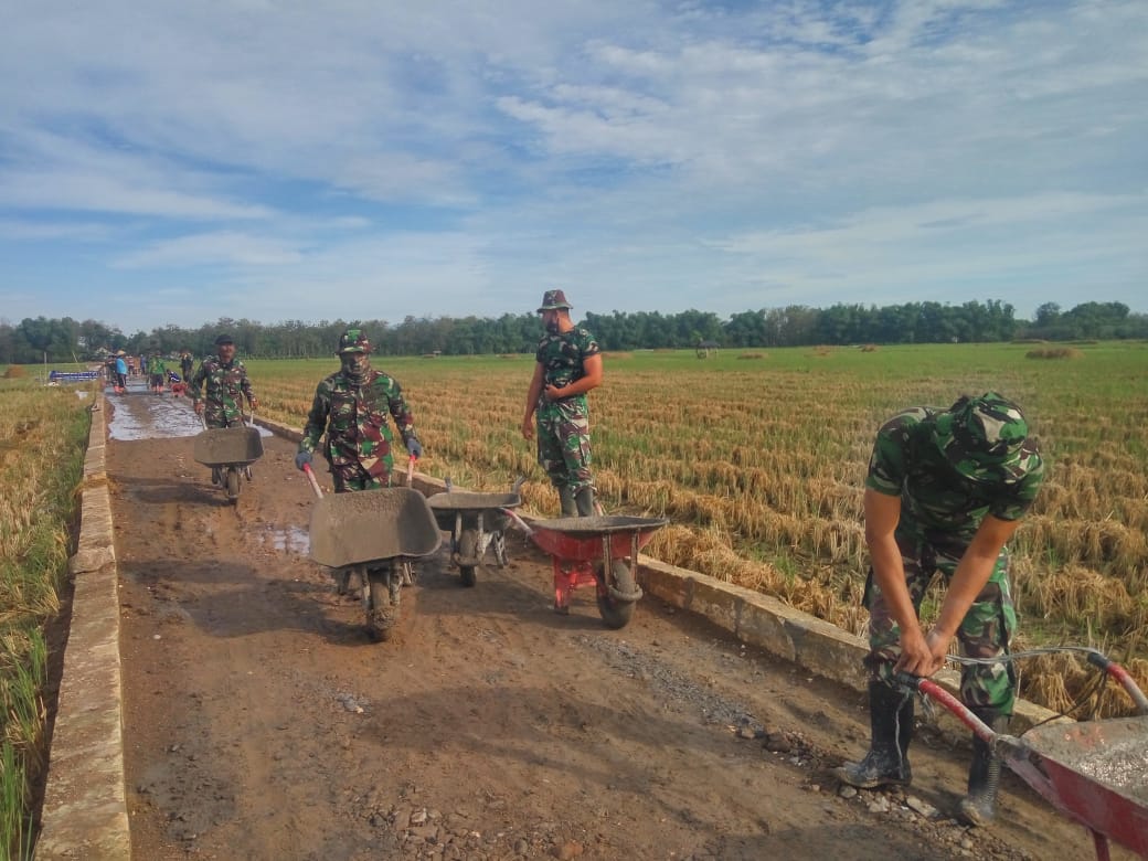 Cuaca Cerah Menambah Semangat Kerja Pengecoran Jalan