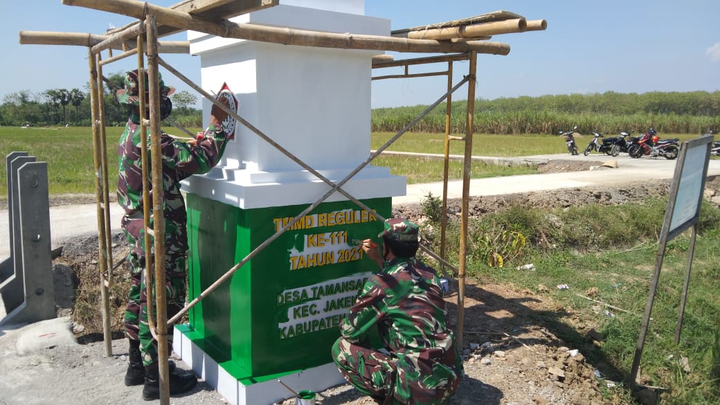 Tugu Prasasti TMMD Memasuki Tahap Pengecatan Tugu Prasasti TMMD Memasuki Tahap Pengecatan