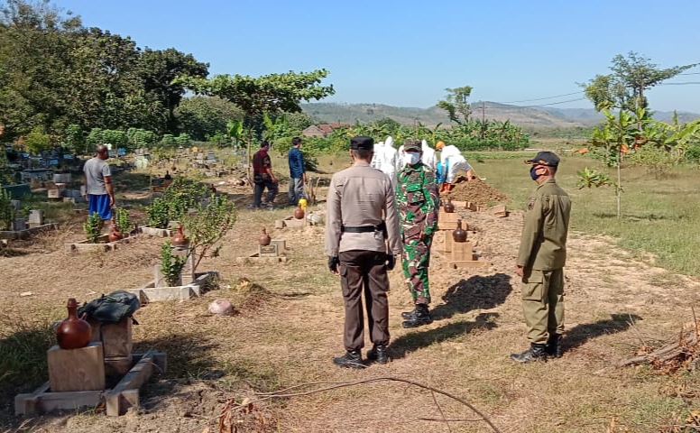Babinsa Tamansari Pantau Pemakaman Warga Dengan Prosedur Prokes Babinsa Tamansari Pantau Pemakaman Warga Dengan Prosedur Prokes