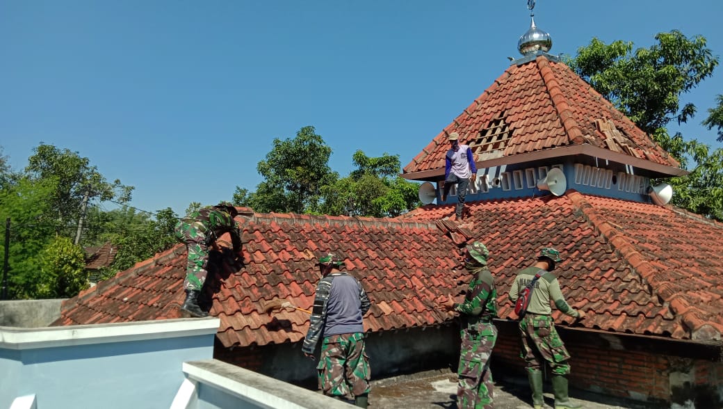 TNI bersama Masyarakat Desa Turunkan Atap Genteng Masjid Desa Tamansari