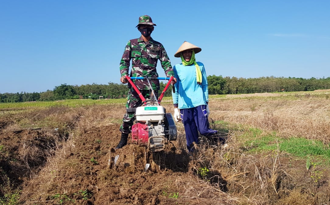 Serda Sukarji Belajar Operasikan Mini Traktor