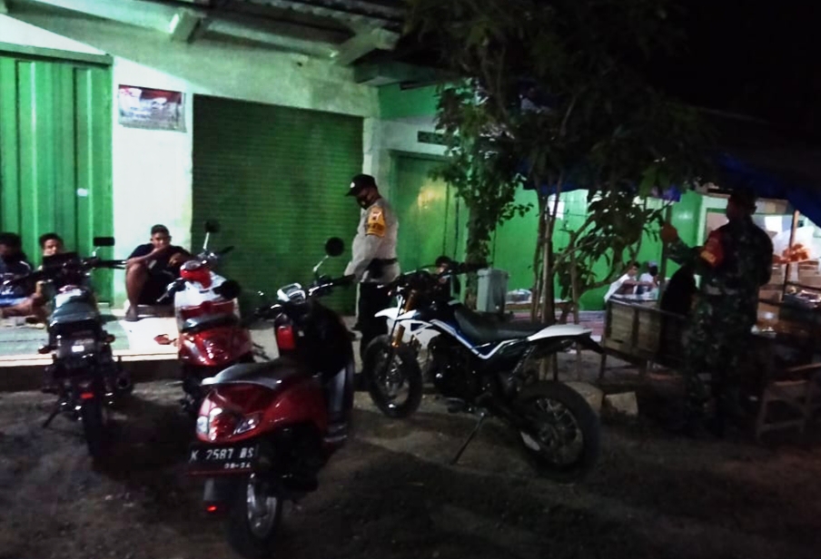Babinsa Tamansari Menyasar Warung Angkringan Tertibkan Prokes Babinsa Tamansari Menyasar Warung Angkringan Tertibkan Prokes