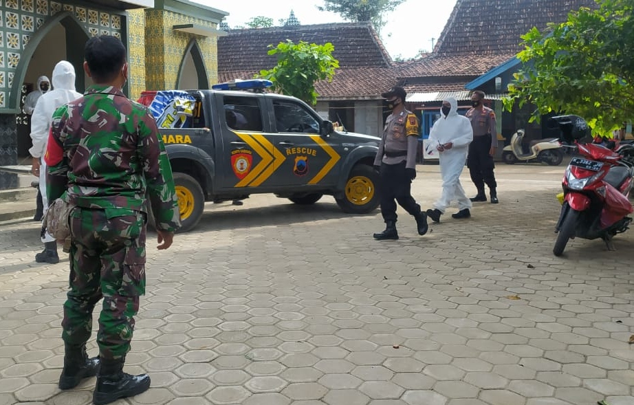 Jelang Sholat Jum’at, Masjid Al Muttaqin Desa Tamansari Disemprot Disinfektan Jelang Sholat Jum’at, Masjid Al Muttaqin Desa Tamansari Disemprot Disinfektan