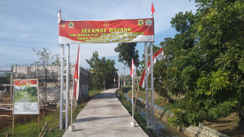 Umbul-Umbul dan Spanduk Masih Berkibar Pasca Penutupan TMMD Umbul-Umbul dan Spanduk Masih Berkibar Pasca Penutupan TMMD