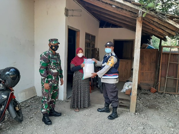 Sarbini Warga Desa Tamansari Penerima Bantuan Paket Sembako Sarbini Warga Desa Tamansari Penerima Bantuan Paket Sembako