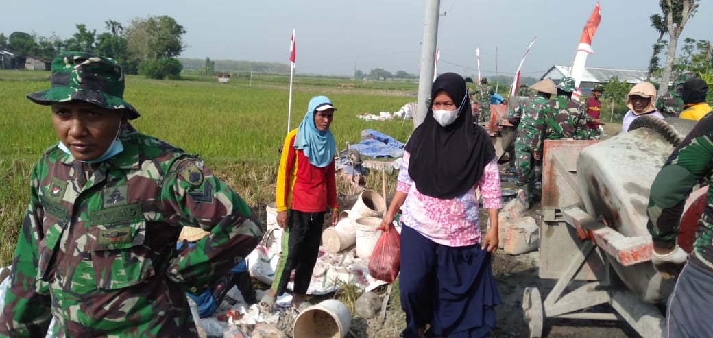 Inilah Bentuk Dukungan Ibu-ibu Desa Tamansari Dalam Program TMMD Menghantarkan logistik Inilah Bentuk Dukungan Ibu-ibu Desa Tamansari Dalam Program TMMD Menghantarkan logistik
