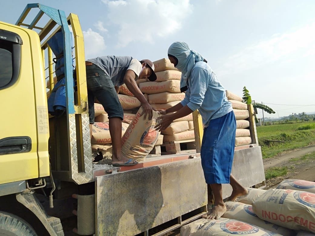 Kebut Betonisasi Jalan Dengan Mendatangkan Semen