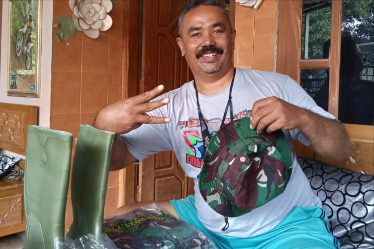 Inilah Ekspresi Sertu Sukiman Ketika Mendapat Jatah Kaporlap Baru Inilah Ekspresi Sertu Sukiman Ketika Mendapat Jatah Kaporlap Baru