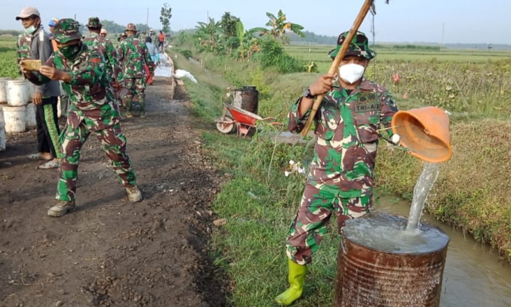 Serka Nur Khoyum Siapkan Air Untuk Kebutuhan Pengadukan Material Cor