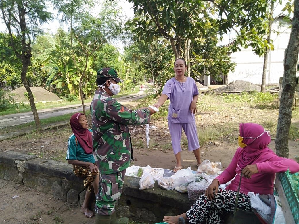 Ibarat Pepatah Sambil Menyelam Sambil Minum Air, Sambil Belanja Sambil Bagikan Masker Ibarat Pepatah Sambil Menyelam Sambil Minum Air, Sambil Belanja Sambil Bagikan Masker
