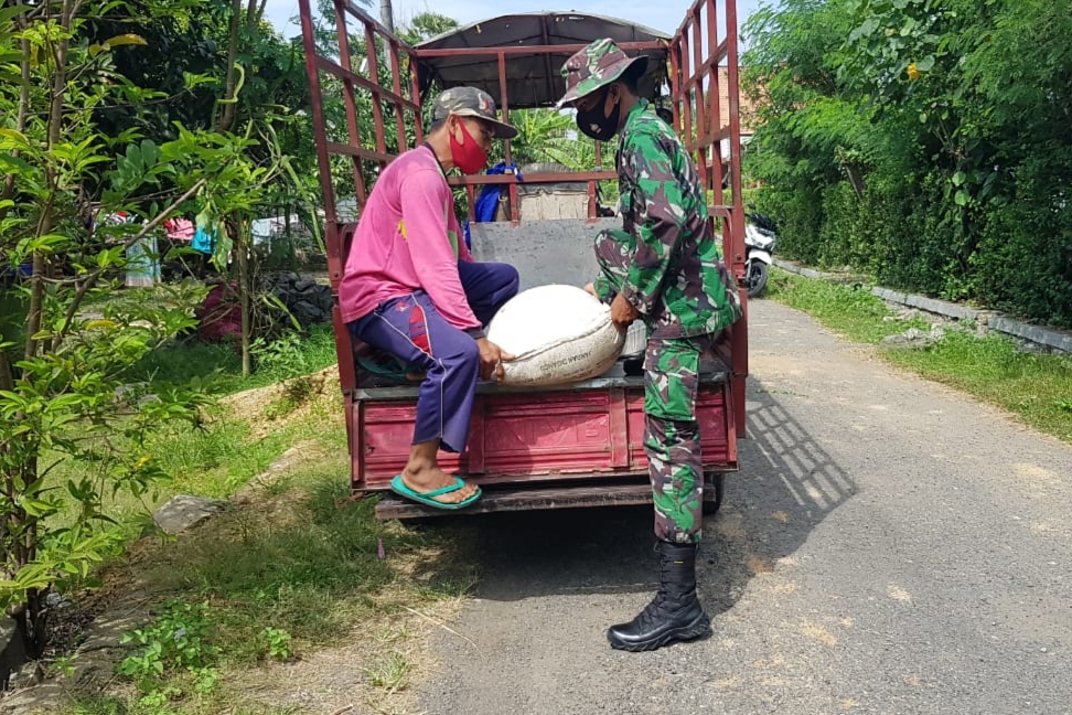 Dipenghujung Tugasnya Serda Sukarji Masih Rajin Membantu Warga