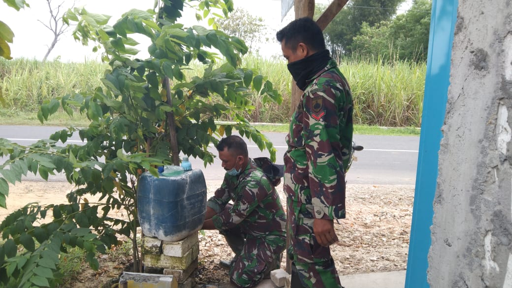 Sebelum Makan Siang Satgas TMMD Terapkan Protokol Kesehatan