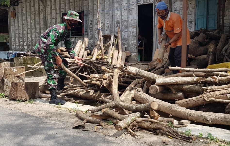 Bahan Kayu Bakar Di Desa Tamansari Masih Melimpah