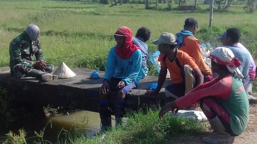 Istirahat Dilokasi Pekerjaan Warga Tamansari Dan Satgas TMMD Saling Berbagi Cerita