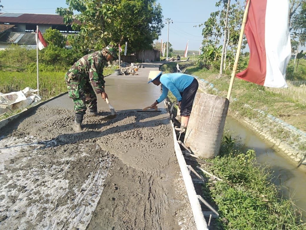 Satgas TMMD Bersama Warga Saling Kebut Menyelesaikan Pembangunan Jalan Beton Satgas TMMD Bersama Warga Saling Kebut Menyelesaikan Pembangunan Jalan Beton