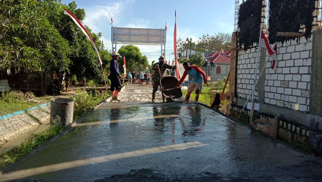 Anggota Satgas TMMD dan Warga Kebut Pengerjaan Rabat Beton Jalan Desa Tamansari Anggota Satgas TMMD dan Warga Kebut Pengerjaan Rabat Beton Jalan Desa Tamansari