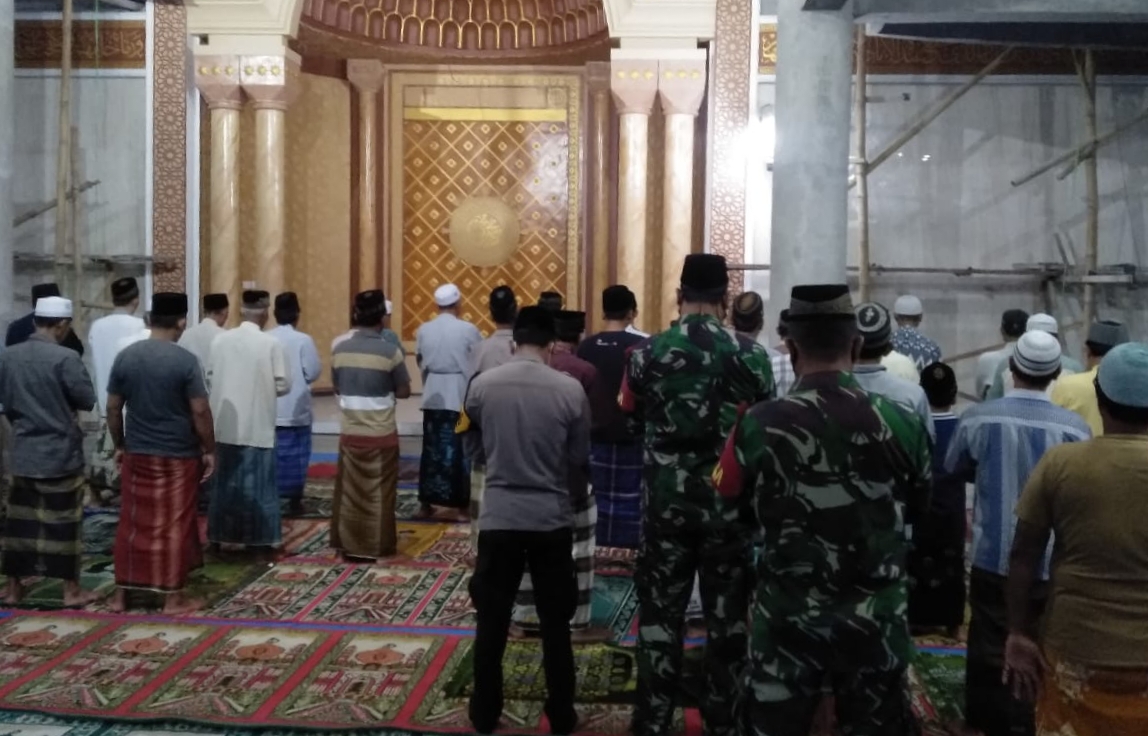 Sholat Magrib Berjama’ah Sarana Komunikasi Sosial Dengan Warga