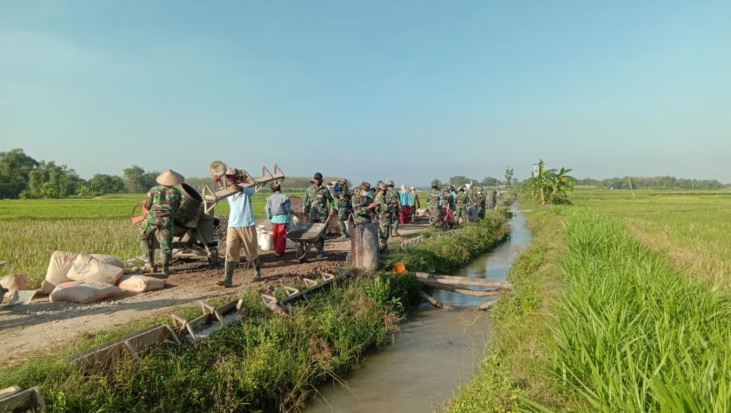 Dengan Penuh Semangat Satgas TMMD Dan Masyarakat Lanjutkan Pekerjaan Dengan Penuh Semangat Satgas TMMD Dan Masyarakat Lanjutkan Pekerjaan