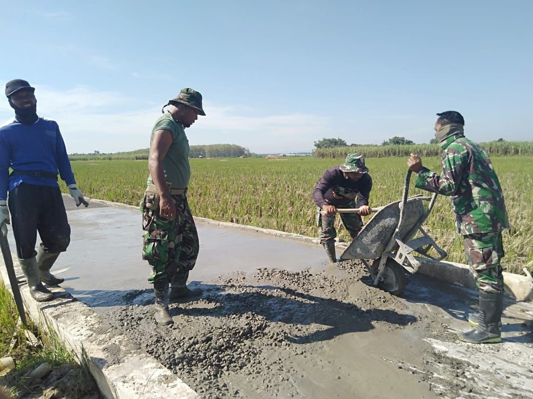 Anggota TMMD dan Warga Pengecoran Jalan Terus Dikebut