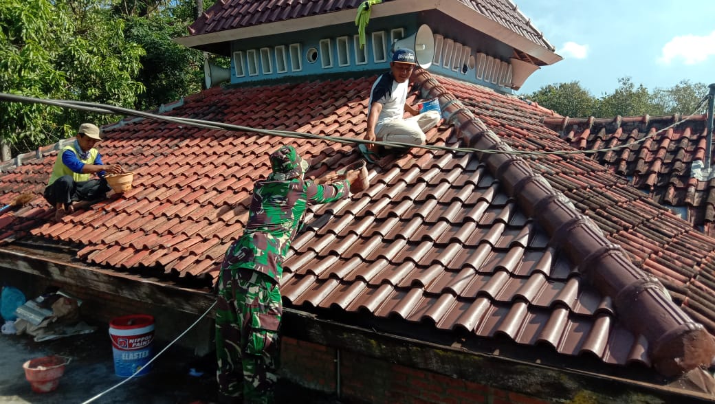 Tahap Akhir Renovasi, Pengecatan Genteng Masjid Baitul Muttaqin