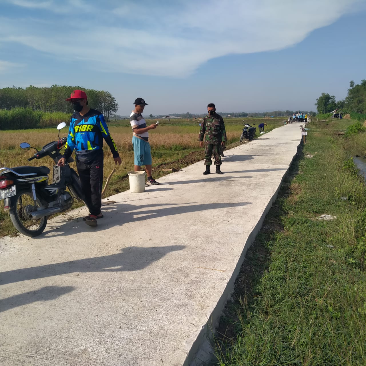 Anggota Satgas TMMD melaksanakan Pengecekan Pasca Pembangunan Jalan Anggota Satgas TMMD melaksanakan Pengecekan Pasca Pembangunan Jalan