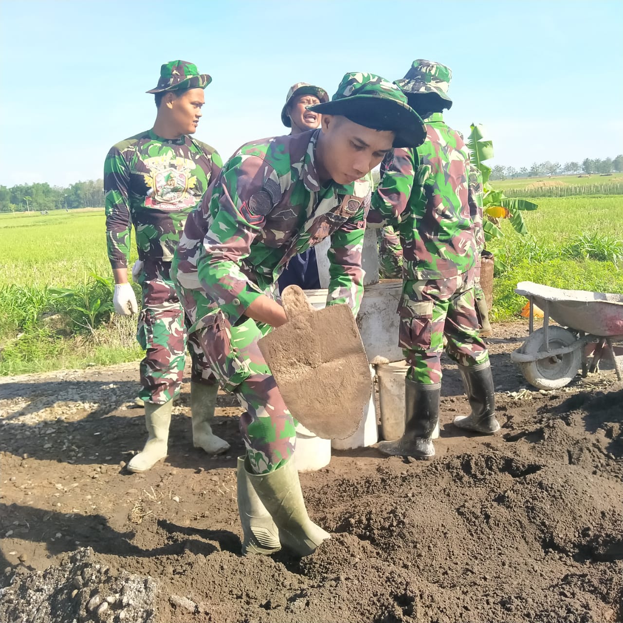 Gundukan Pasir Menjadi Saksi Pengabdian TNI Kodim0718/Pati Untuk Masyarakat Desa Tamansari Gundukan Pasir Menjadi Saksi Pengabdian TNI Kodim0718/Pati Untuk Masyarakat Desa Tamansari